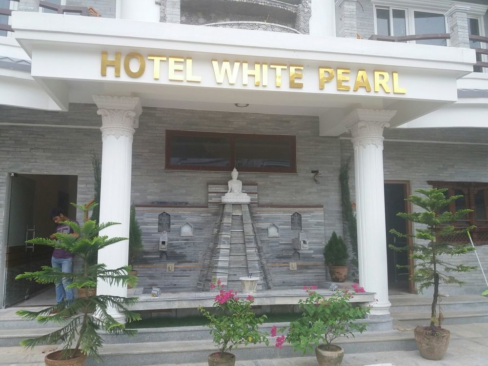 ホテル ホワイト パール ポカラ エクステリア 写真